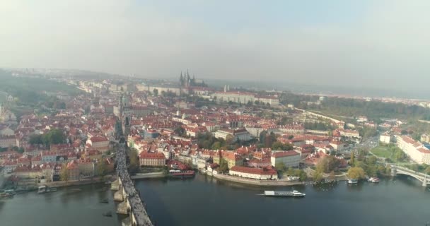 Vista panorámica desde arriba sobre el castillo de Praga, aérea de la ciudad, vista desde arriba sobre el paisaje urbano de Praga, vuelo sobre la ciudad, vista superior, vista superior del puente de Carlos, río Moldava — Vídeo de stock