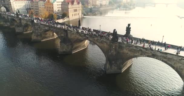 Прага, перелет над городом, вид сверху, вид сверху на Карлов мост, реку Влтаву — стоковое видео