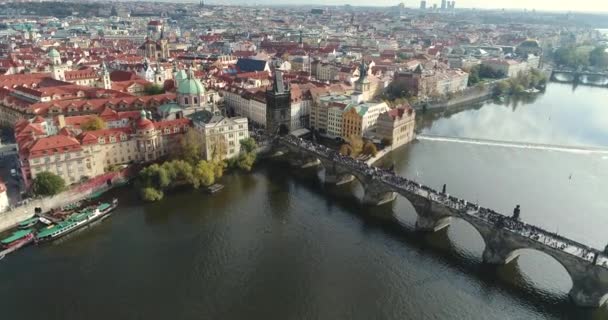 Aussicht von oben auf die Stadt Prag und Karlsbrücke, Moldau, Flug über die Karlsbrücke — Stockvideo