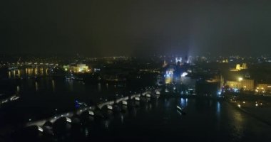 Prag, eski şehir için hava panoramik görünümü ve Charles Köprüsü, gece şehrin, Prag ışıkları gece Panoraması