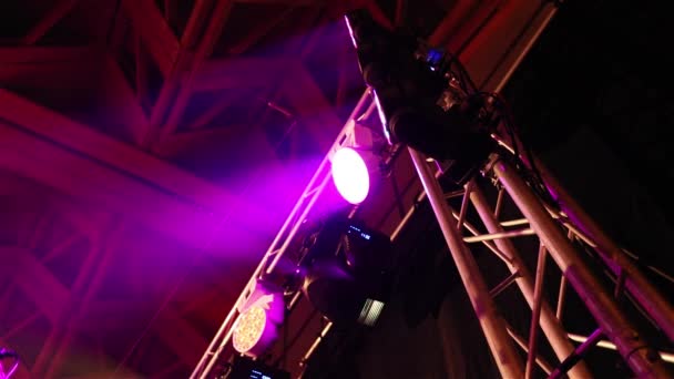 Die Bühnenbeleuchtung im Saal, das Bühnenlicht auf dem Tresen, Metallständer für Bühnenlicht, der Blick von unten — Stockvideo