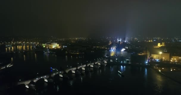 布拉格夜景全景, 从空气到老城和查理大桥的全景, 布拉格夜景的灯光 — 图库视频影像