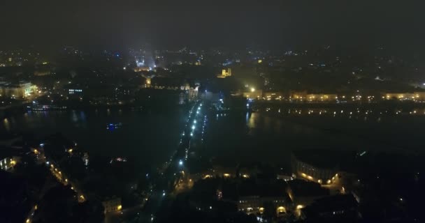 Panorama nocturno de Praga, vista panorámica desde el aire hasta el casco antiguo y el Puente de Carlos, luces de la ciudad nocturna, Praga — Vídeo de stock