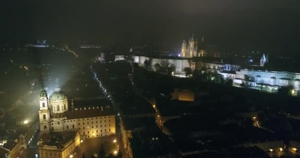 Panorama nocturno de Praga, vista panorámica desde el aire hasta la Plaza de la Ciudad Vieja, luces de la ciudad nocturna, Praga — Vídeos de Stock