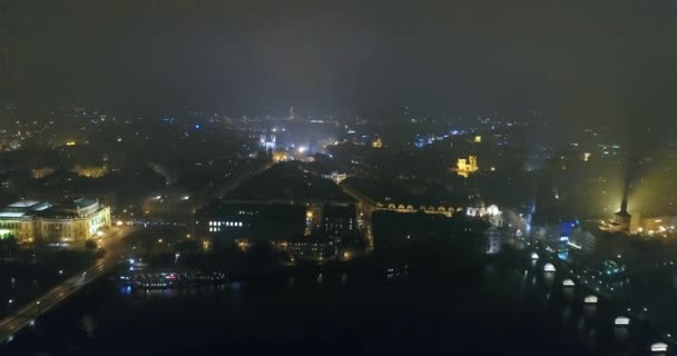 Noční panorama Prahy, panoramatický pohled ze vzduchu na staré město, světla noční město, Praha — Stock video