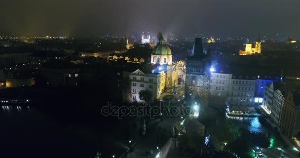 Panorama nocturno de Praga, Vista panorámica desde el aire hasta la Catedral de San Vito de Praga, luces de la ciudad nocturna, Praga — Vídeo de stock