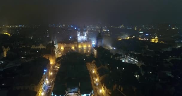 Panorama notturno di Praga, Vista panoramica dall'aria alla Cattedrale di San Vito a Praga, luci della città di notte, Praga — Video Stock