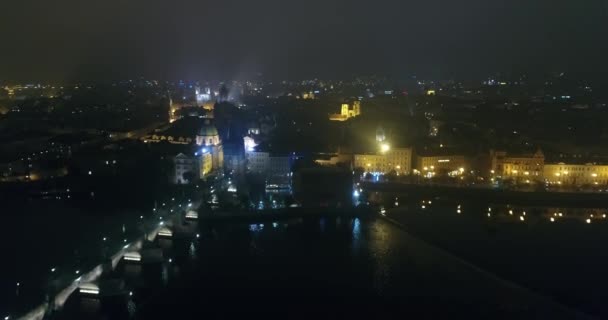 Ночная панорама Праги, панорамный вид с воздуха на старый город, огни ночного города, Прага — стоковое видео