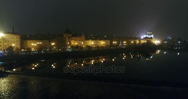 Panorama nocturno de Praga, vista panorámica desde el aire hasta el casco antiguo, luces de la ciudad nocturna, Praga — Vídeos de Stock