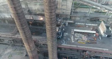 Sanayi Bölgesi üstten görünüm, görünüm endüstriyel nesnesinin bir fabrika avlusu, havadan görünümü, duman ve ateş, çevre kirliliği