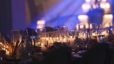 Yemek Masası, gözlük ve Noel dekoratif mum Mumlar üzerinde tablo, beyaz balmumu candleswith cam şamdan, mum ile cam şamdan, Restoran, iç mekan, yakın çekim
