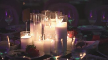 Yemek Masası, gözlük ve Noel dekoratif mum Mumlar üzerinde tablo, beyaz balmumu candleswith cam şamdan, mum ile cam şamdan, Restoran, iç mekan, yakın çekim