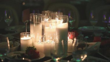 Yemek Masası, gözlük ve tablo, beyaz balmumu candleswith cam şamdan Noel mum dekoratif mumlar