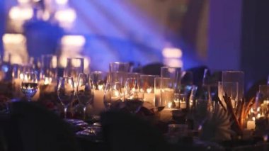Yemek Masası, gözlük ve tablo, beyaz balmumu candleswith cam şamdan Noel mum dekoratif mumlar