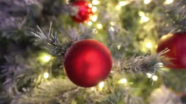 Noel ağacı ışıkları. Noel ağacı, garland bir yeni yıl üzerinde yanıp sönen ışıklar, Noel ışıkları. Bulanıklık yeni yıl süslemeleri