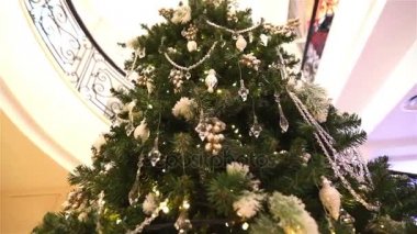 büyük Noel ağacı otel lobisinde Restoran. Noel ağacı mermer Merdiven Küpeşte, alt görünümü ile arka plan üzerinde koridorda