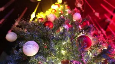 Noel ağacı ışıkları. Noel ağacı, garland bir yeni yıl üzerinde yanıp sönen ışıklar, Noel ışıkları. Bulanıklık yeni yıl süslemeleri