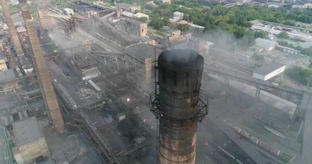 Zone industrielle vue de dessus, Vue sur l'objet industriel, Cour d'usine, Vue aérienne, Fumée et feu, pollution de l'environnement — Video