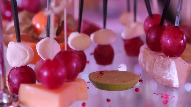 Buffet met hapjes, Cocktail, snacks en alcohol bij het buffet, drankjes op tafel — Stockvideo