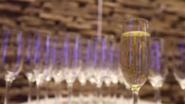 Шампанское в бокале, в ресторане, интерьер ресторана — стоковое видео