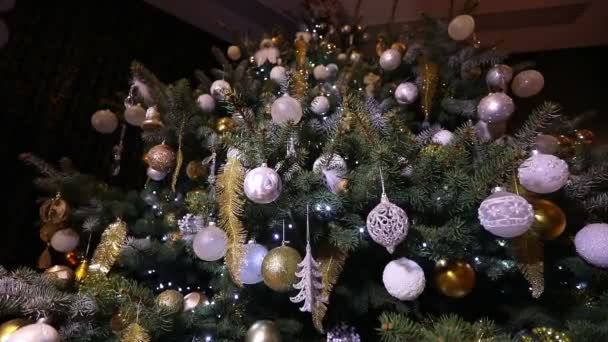 Kerstboom lampjes. Kerstboom, garland op een nieuw jaar, knipperende lichtjes, kerstverlichting. Nieuwe jaar versiering, close-up — Stockvideo