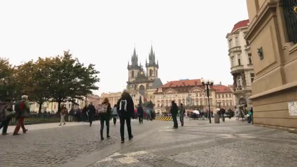 Вид через Старую площадь на Тынскую церковь, Чехия, центральная площадь Феодосии, замок Феодосия, Европа, октябрь 2017 года — стоковое видео