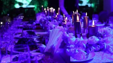 Tablo, gözlük ve Noel mumlar tablo, düğün süslemeleri, beyaz balmumu candleswith cam şamdan, dekoratif mum mum ile cam şamdan, Restoran, iç mekan, yakın çekim