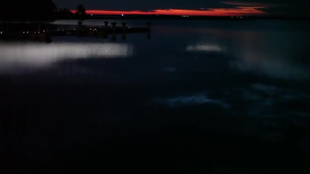 Красивый закат на озере, панорама — стоковое видео
