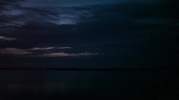 Hermoso atardecer en el lago, panorama — Vídeo de stock