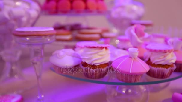 Dessert-Tisch für Party-Stil von alice im Wunderland. Desserttisch für Party, schöne Cupcakes — Stockvideo
