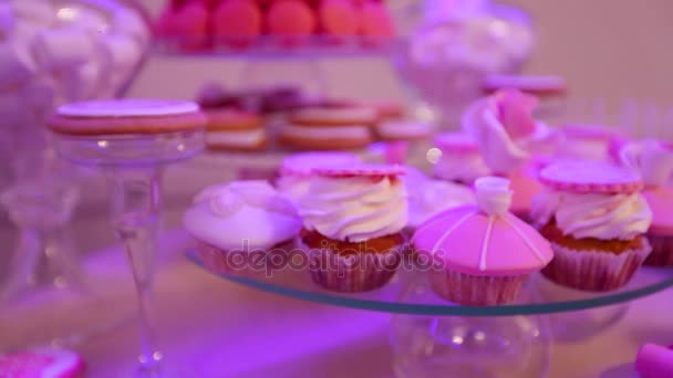 Deser tabeli dla party styl Alicji w krainie czarów. Deser tabeli dla cupcakes Impreza, piękna — Wideo stockowe