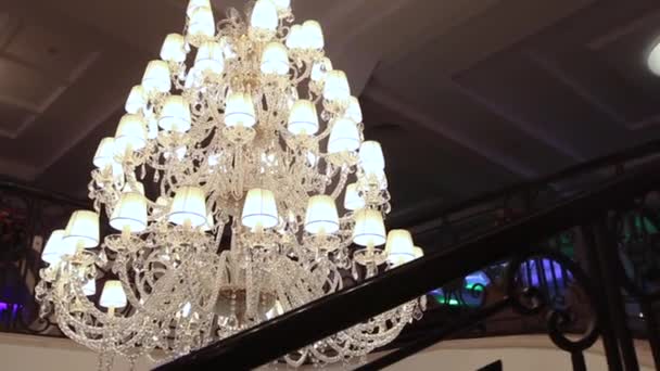 大美丽的老式吊灯, 经典的吊灯, 美丽的装饰 — 图库视频影像