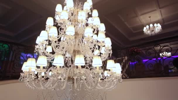 Lampadario vintage nel ristorante, interno — Video Stock