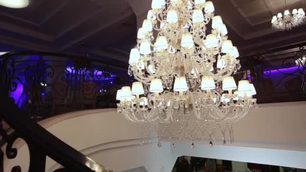 Una lámpara de araña de hotel — Vídeo de stock