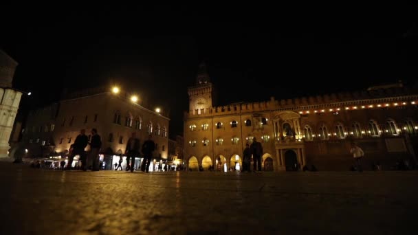 Människor går genom en gammal natt stad, Europa, Prag — Stockvideo