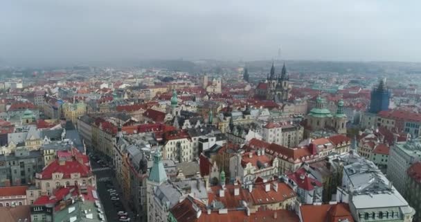 Панорамний вид зверху на Празький град. Повітряні міста, вид зверху на міський пейзаж Праги. Політ над містом, топ подання, Староміська площа, Прага — стокове відео