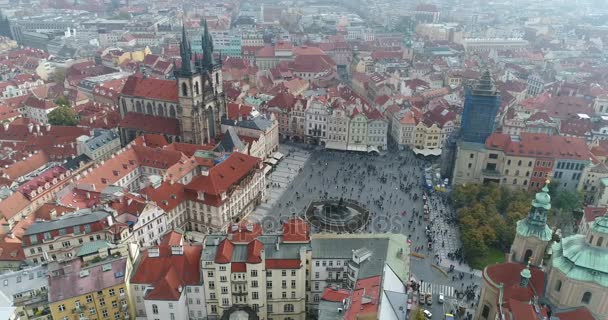 Vista panorámica desde arriba sobre el Castillo de Praga. Aérea de la ciudad, vista desde arriba en el paisaje urbano de Praga. Vuelo sobre la ciudad, vista superior, Plaza de la Ciudad Vieja, Praga — Vídeos de Stock