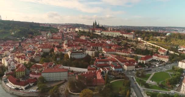 Panorama de Praga, aérea de la ciudad, vista desde arriba en el paisaje urbano de Praga, vuelo sobre la ciudad, Área Ciudad Vieja, Castillo de Praga y Río Moldava, República Checa, Praga — Vídeo de stock