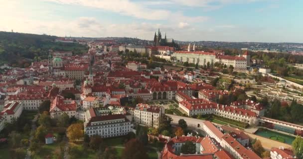 プラハのパノラマ、空中都市、市、周辺地域の旧市街、プラハ城以上のフライト、プラハの街並みに上からの眺めとヴルタヴァ川, チェコ共和国, プラハの — ストック動画
