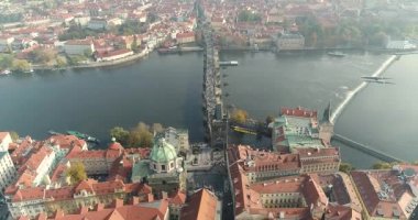 Prague Castle, hava üzerinde yukarıdan panoramik şehir, yukarıdan cityscape Prag, uçuş şehir, üstten görünüm, Charles Köprüsü, Vltava Nehri'nin üst görünümünü görüntüleyin