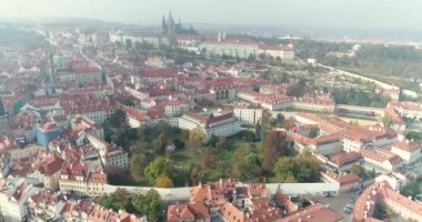 Prague Castle, hava üzerinde yukarıdan panoramik şehir, yukarıdan cityscape Prag, uçuş şehir, üstten görünüm, Charles Köprüsü, Vltava Nehri'nin üst görünümünü görüntüleyin