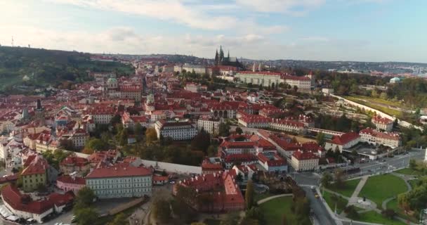 Панорама міста Прага, антена міста, вид зверху на міський пейзаж Праги, політ над містом зони Старого міста, Празького Граду і річку Влтава, Чехія, Прага — стокове відео