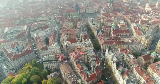 Vista panorámica desde arriba sobre el castillo de Praga, aérea de la ciudad, vista desde arriba sobre el paisaje urbano de Praga, vuelo sobre la ciudad, vista superior, vista superior del puente de Carlos, río Moldava — Vídeos de Stock