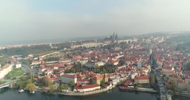 Vedere panoramică de sus pe Castelul Praga, aeriană a orașului, vedere de sus pe peisajul orașului Praga, zbor peste oraș, vedere de sus, vedere de sus la Podul Charles, râul Vltava — Videoclip de stoc