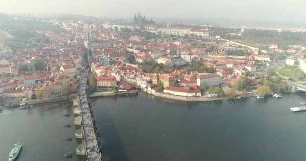 Prague Castle, hava üzerinde yukarıdan panoramik şehir, yukarıdan cityscape Prag, uçuş şehir, üstten görünüm, Charles Köprüsü, Vltava Nehri'nin üst görünümünü görüntüleyin — Stok video