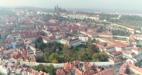Panoramisch zicht van boven op de Praagse burcht, luchtfoto van de stad, van bovenaf bekijken op het stadsbeeld van Praag, vlucht over de stad, bovenaanzicht, bovenaanzicht van Charles Bridge, Moldau — Stockvideo