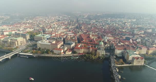 Панорамний вид зверху на Празький град, повітряні міста, вид зверху на міський пейзаж Праги, політ над містом, вид зверху, вид зверху Карлового мосту річки Влтава — стокове відео