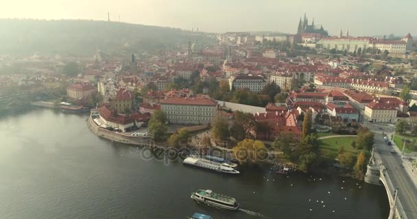 Prága, repülés alatt a város, felülnézet felülnézet, a Károly-híd, a Moldva-folyó — Stock videók