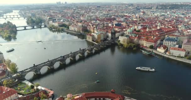 Yukarıdan panoramik kent Prag'ın ve Charles Köprüsü, Vltava Nehri, Charles Köprüsü üzerinde uçuş — Stok video