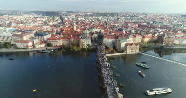 Vista panorámica desde arriba a la ciudad de Praga y el Puente de Carlos, turistas en el Puente de Carlos, Río Moldava, vuelo sobre el Puente de Carlos — Vídeos de Stock